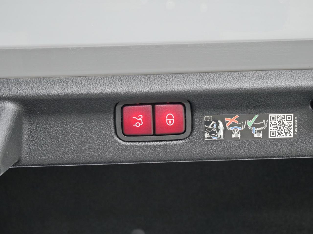 Mercedes-Benz EQE 43 AMG 4M Panorama Distronic Burmester 360?