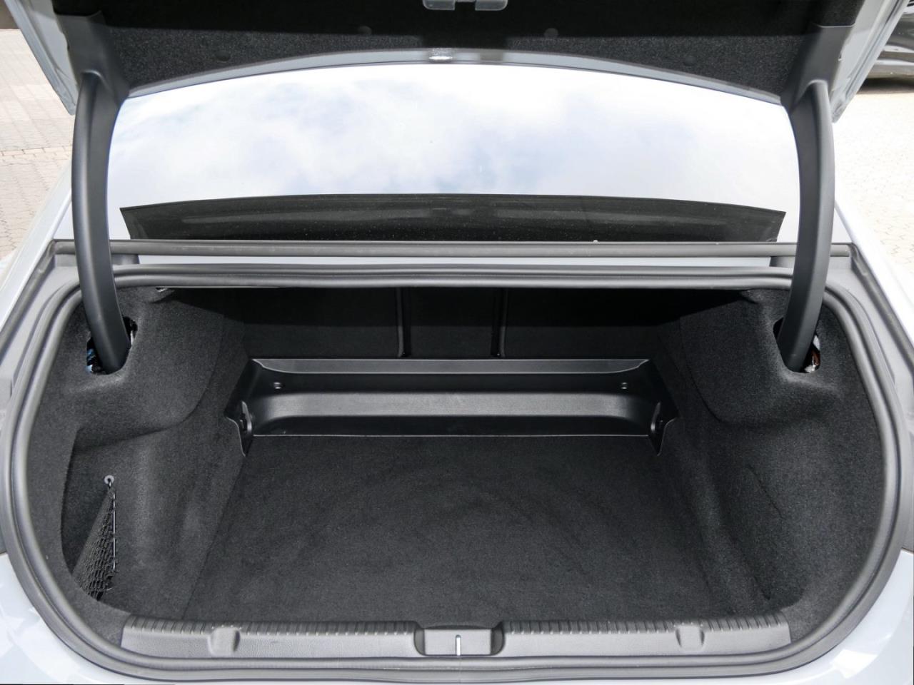 Mercedes-Benz EQE 43 AMG 4M Panorama Distronic Burmester 360?