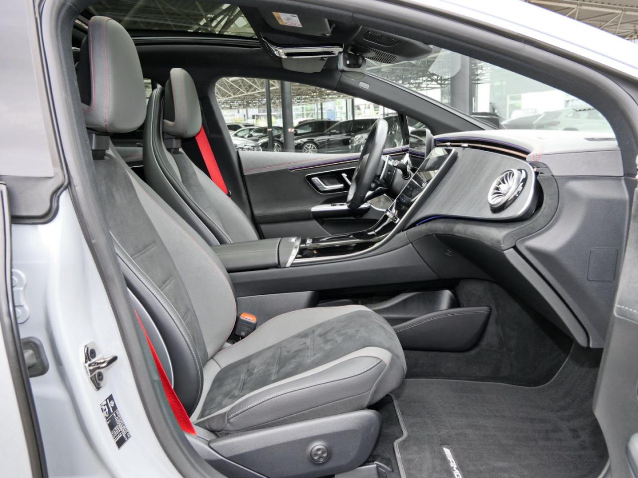 Mercedes-Benz EQE 43 AMG 4M Panorama Distronic Burmester 360?