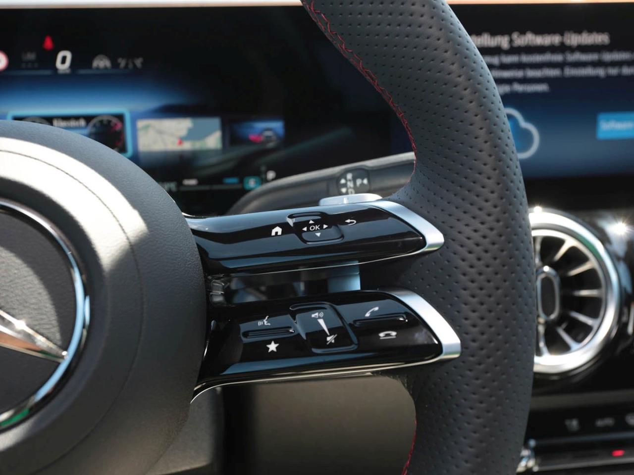 Mercedes-Benz GLA 180 AMG Distronic Kamera Easy-Pack AHK