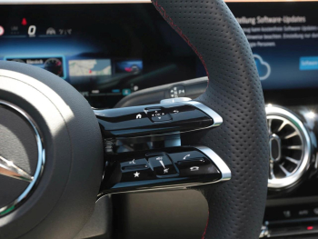 Mercedes-Benz GLA 180 AMG Distronic Kamera Easy-Pack AHK