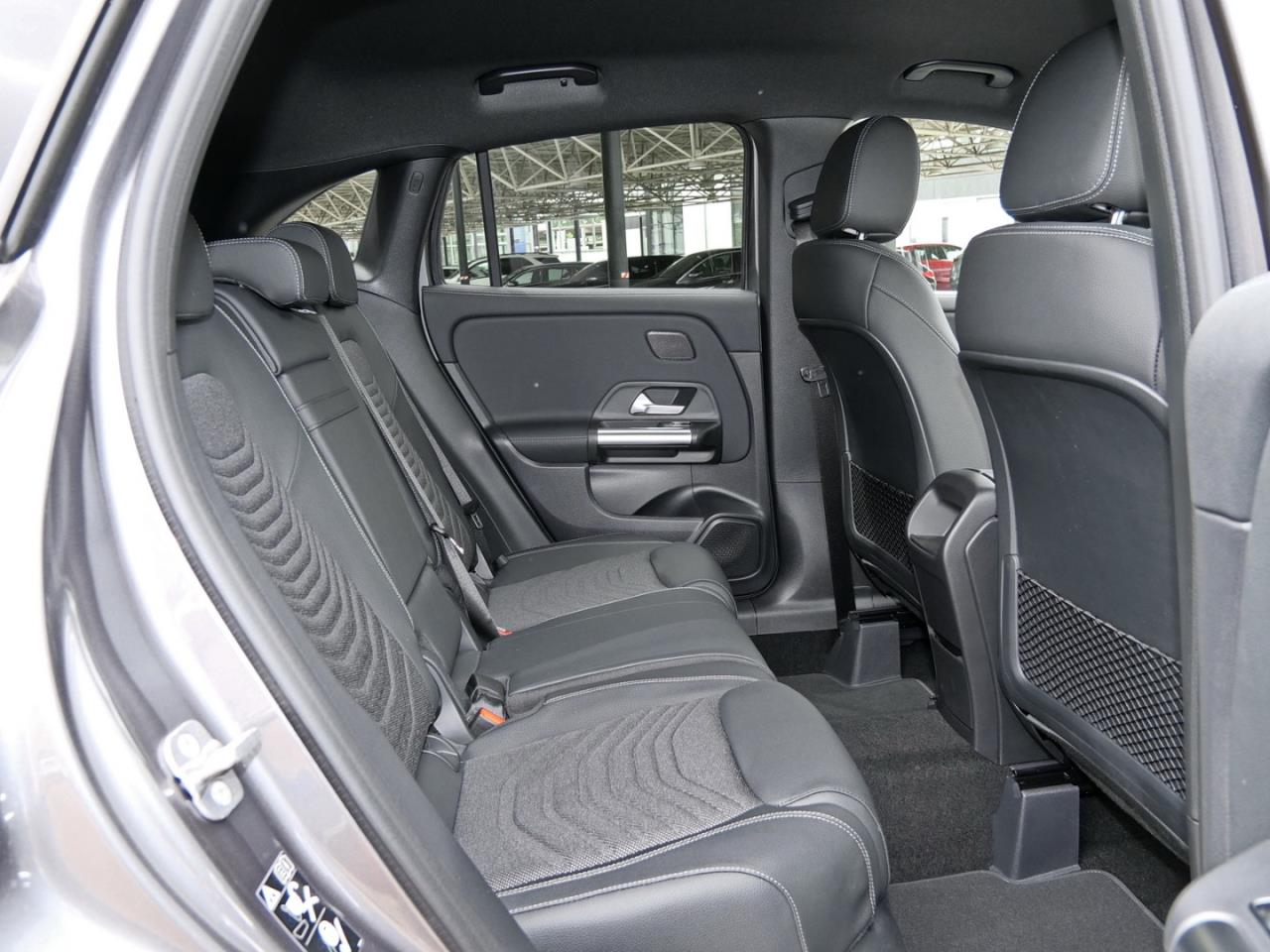 Mercedes-Benz GLA 180 Progressive Night Distronic 360° AHK