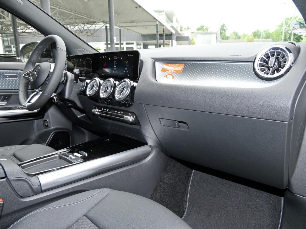 Mercedes-Benz GLA 180 Progressive Night Distronic 360° AHK