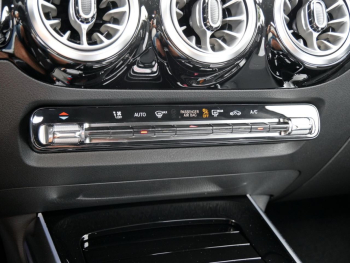 Mercedes-Benz GLA 180 Progressive Night Distronic 360° AHK