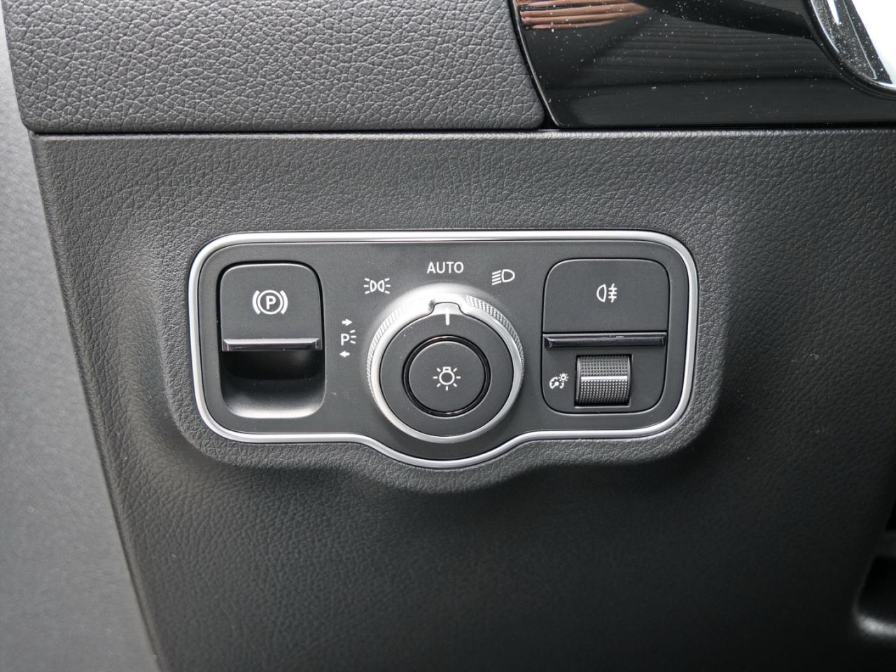 Mercedes-Benz GLA 180 Progressive Night Distronic 360° AHK
