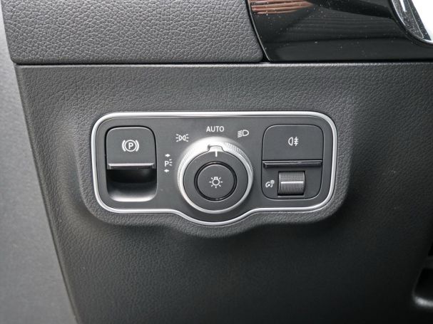 Mercedes-Benz GLA 180 Progressive Night Distronic 360° AHK