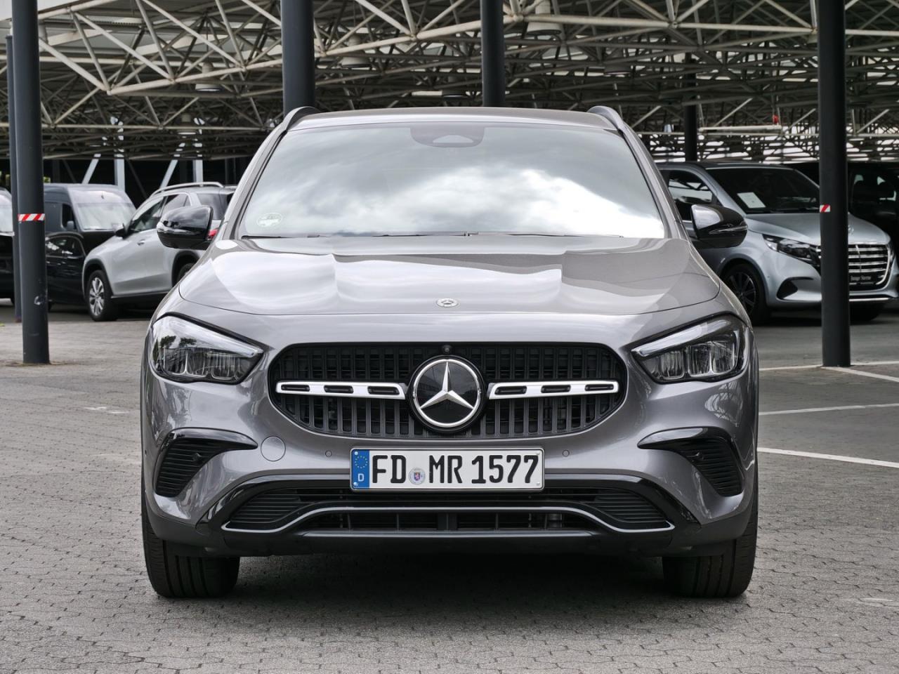 Mercedes-Benz GLA 180 Progressive Night Distronic 360° AHK