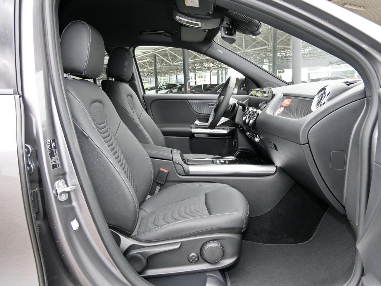 Mercedes-Benz GLA 180 Progressive Night Distronic 360° AHK