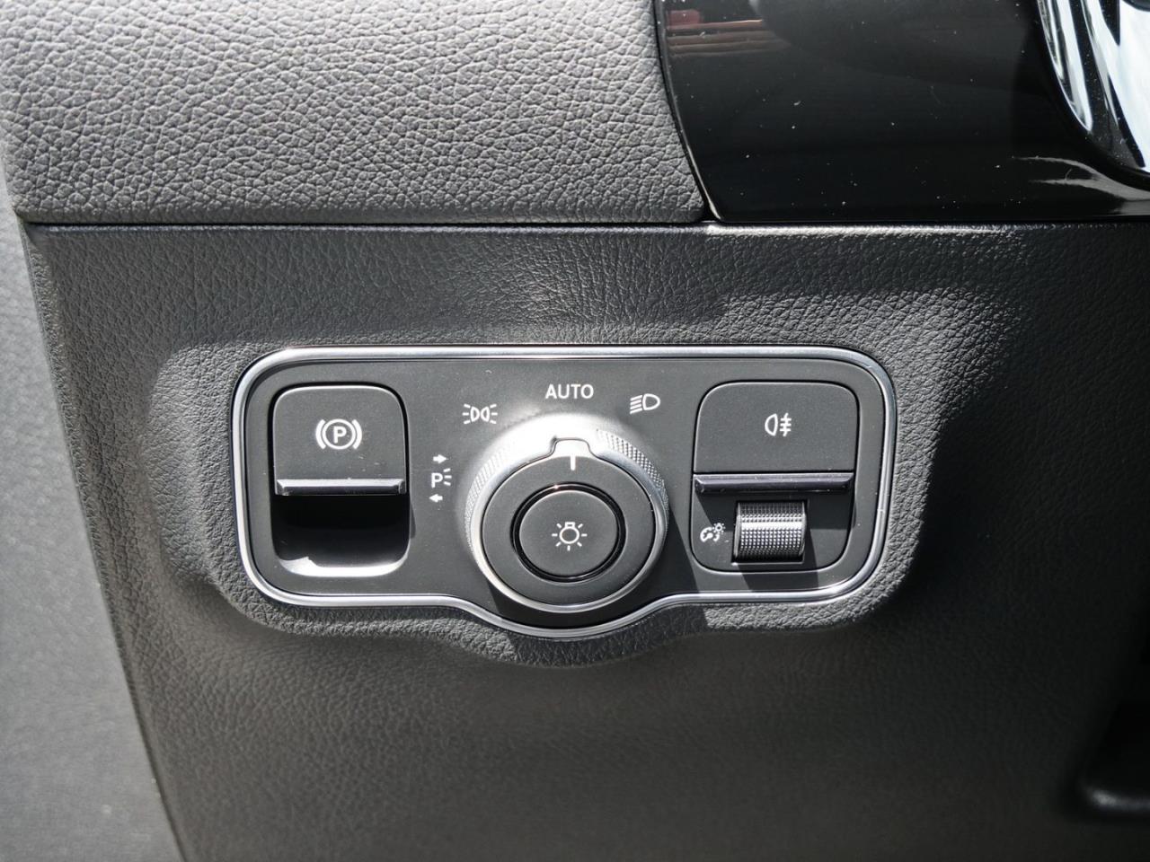 Mercedes-Benz GLA 180 Progressive Distronic Easy-Pack 360° AHK