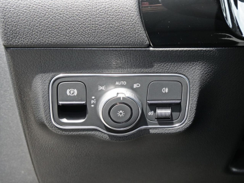 Mercedes-Benz GLA 180 Progressive Distronic Easy-Pack 360° AHK
