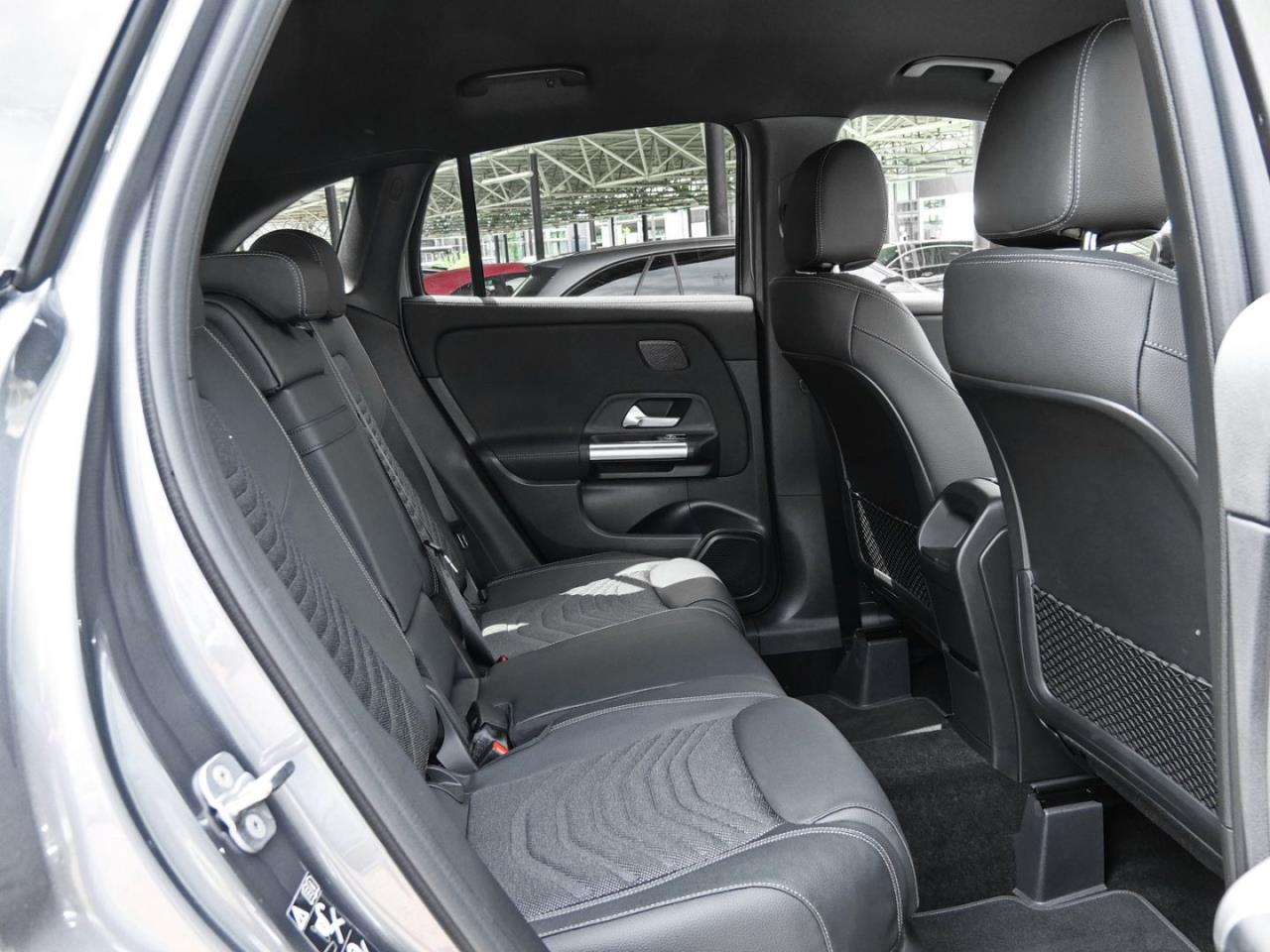 Mercedes-Benz GLA 180 Progressive Distronic Easy-Pack 360° AHK