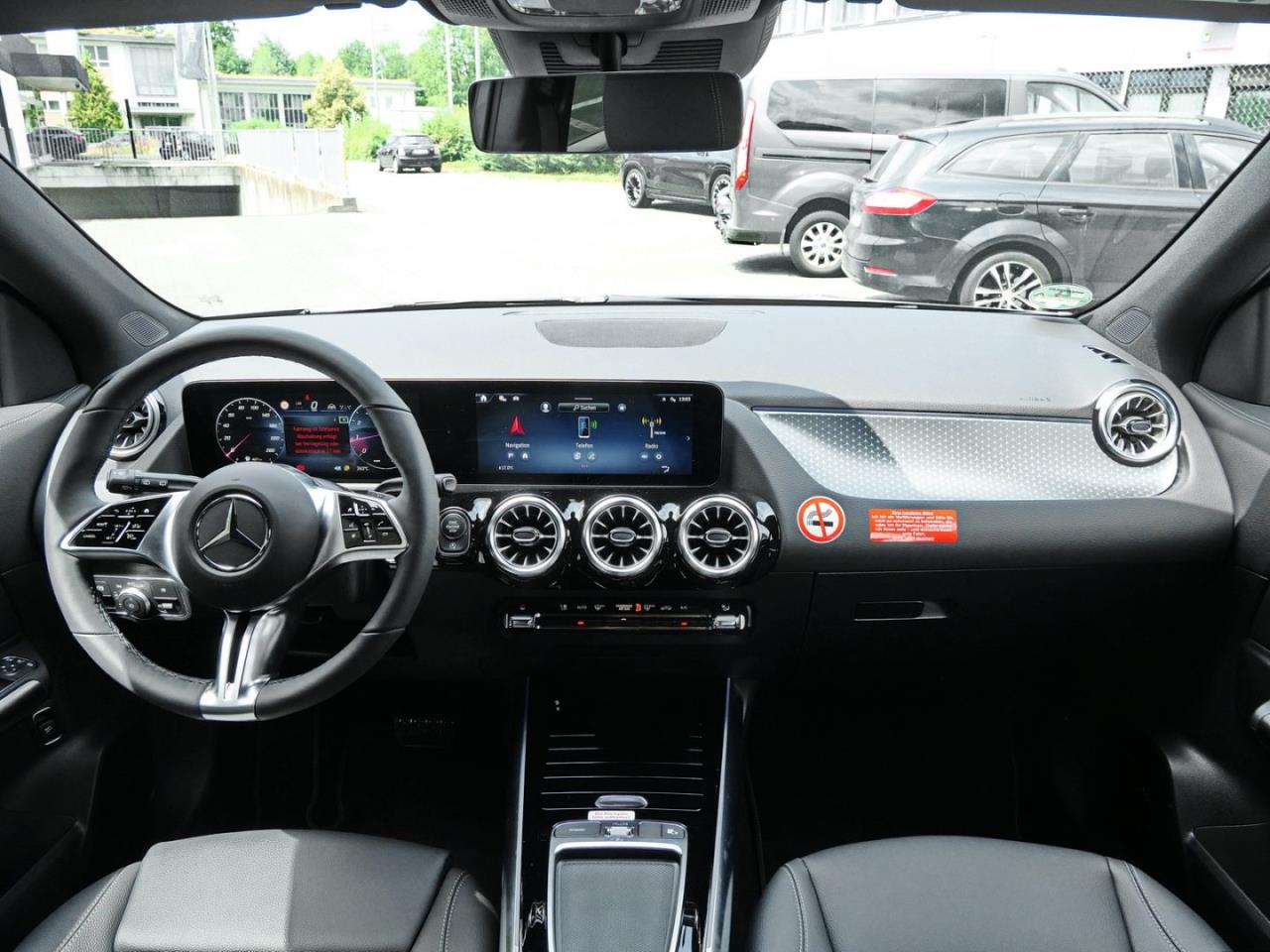 Mercedes-Benz GLA 180 Progressive Distronic Easy-Pack 360° AHK