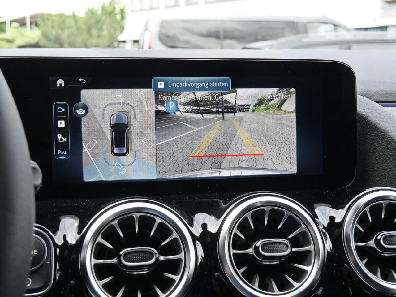 Mercedes-Benz GLA 180 Progressive Distronic Easy-Pack 360° AHK