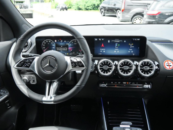 Mercedes-Benz GLA 180 Progressive Distronic Easy-Pack 360° AHK