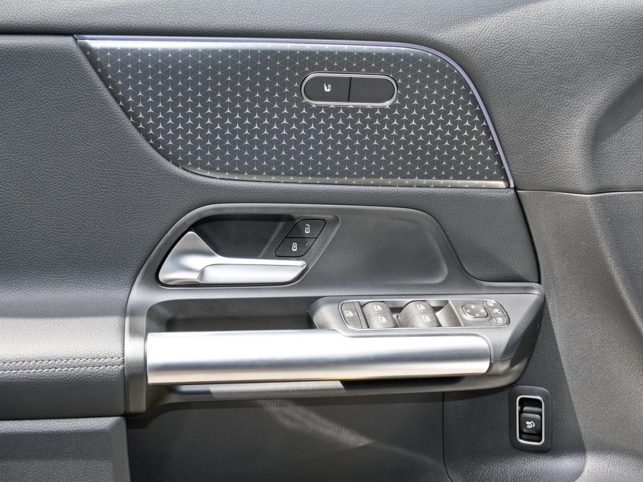 Mercedes-Benz GLA 180 Progressive Distronic Easy-Pack 360° AHK
