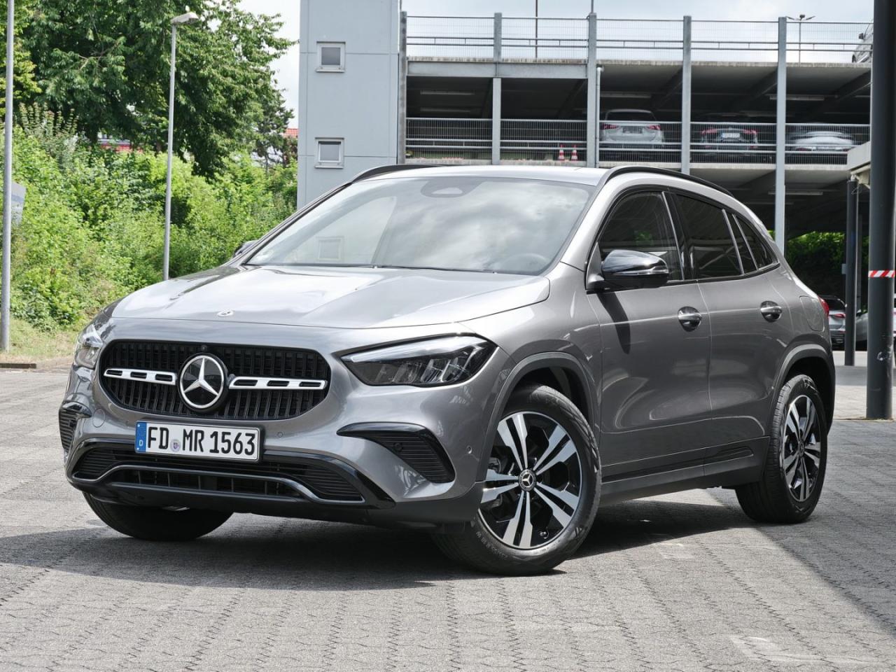 Mercedes-Benz GLA 180 Progressive Distronic Easy-Pack 360° AHK