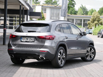 Mercedes-Benz GLA 180 Progressive Distronic Easy-Pack 360° AHK