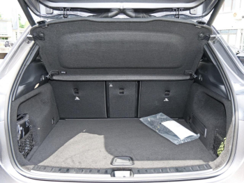 Mercedes-Benz GLA 180 Progressive Distronic Easy-Pack 360° AHK