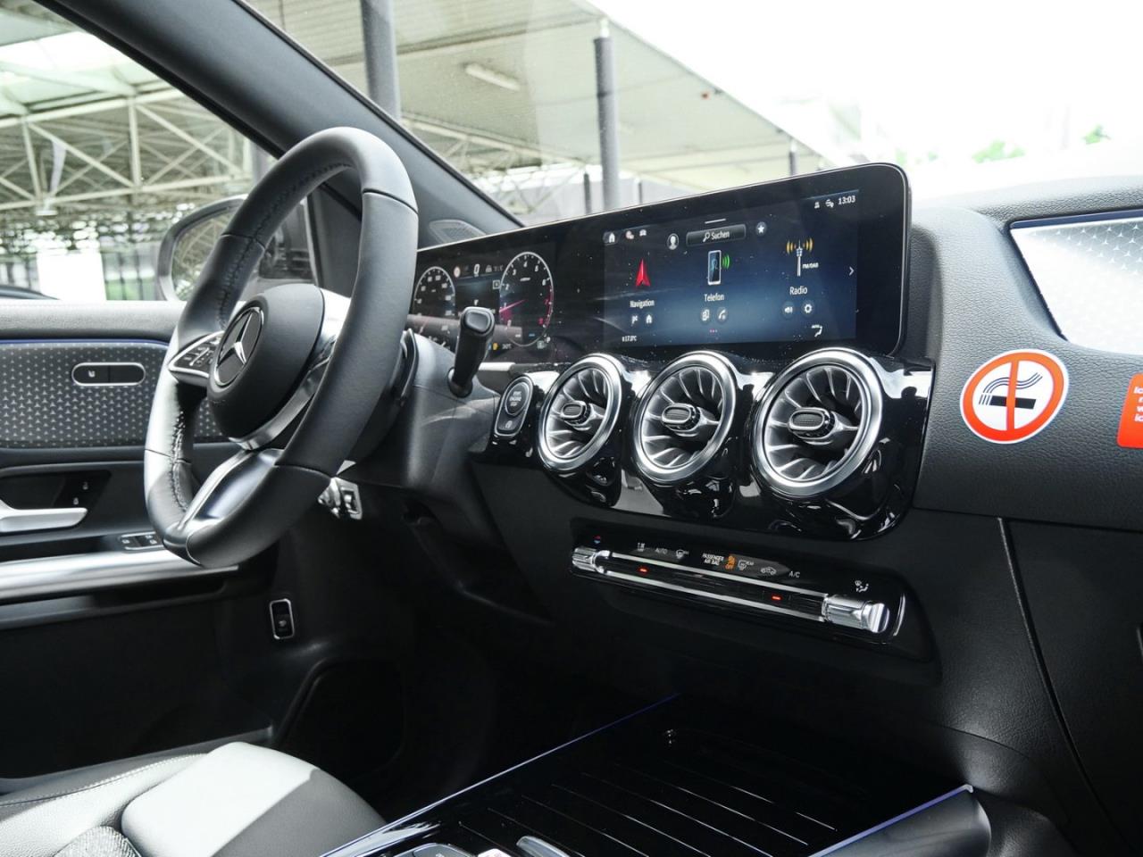 Mercedes-Benz GLA 180 Progressive Distronic Easy-Pack 360° AHK