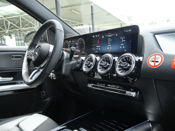 Mercedes-Benz GLA 180 Progressive Distronic Easy-Pack 360° AHK