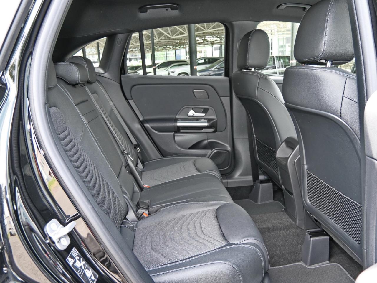 Mercedes-Benz GLA 180 Progressive Night Distronic 360° AHK