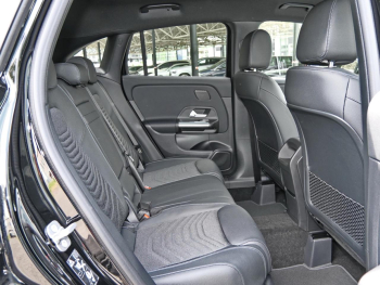 Mercedes-Benz GLA 180 Progressive Night Distronic 360° AHK