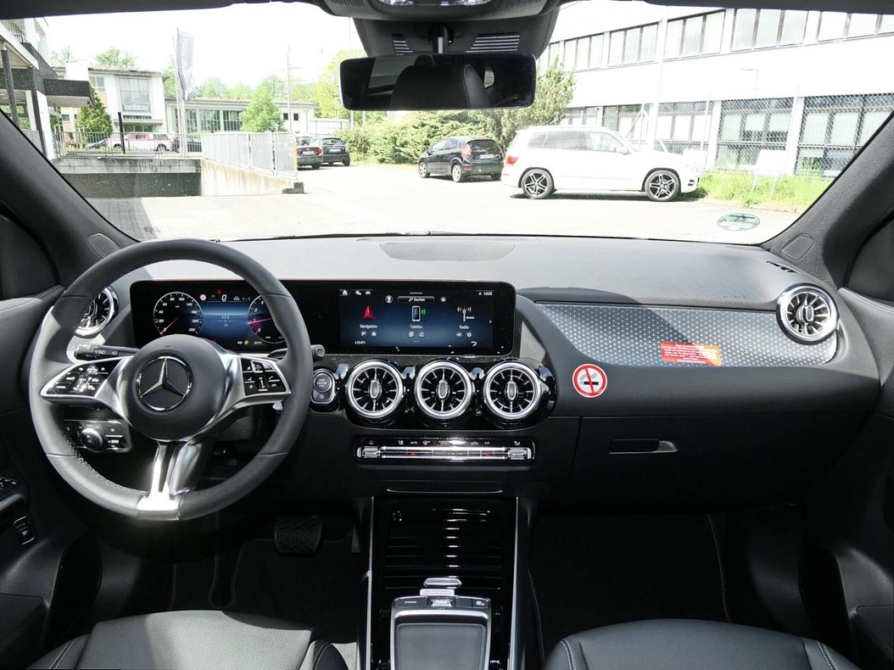 Mercedes-Benz GLA 180 Progressive Night Distronic 360° AHK