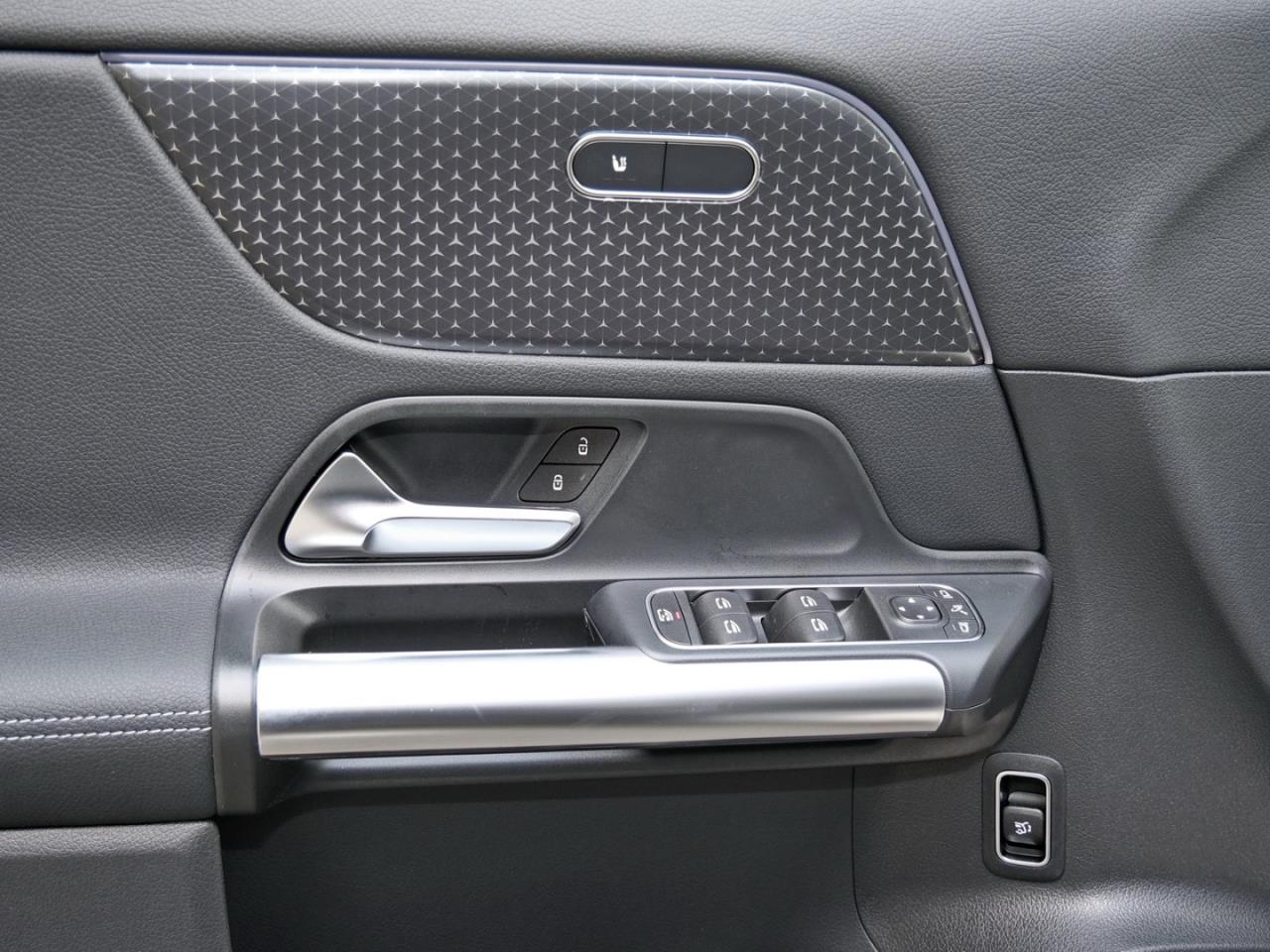Mercedes-Benz GLA 180 Progressive Night Distronic 360° AHK