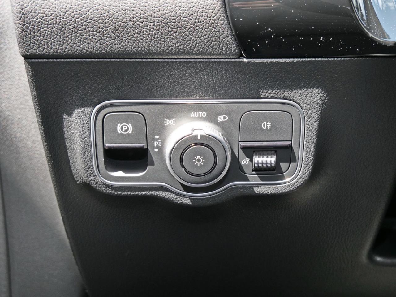 Mercedes-Benz GLA 180 Progressive Night Distronic 360° AHK