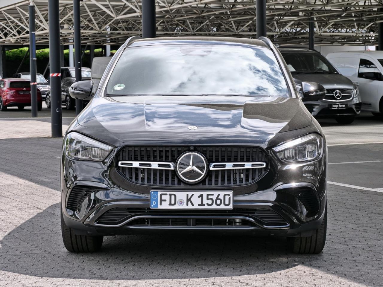 Mercedes-Benz GLA 180 Progressive Night Distronic 360° AHK
