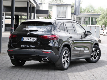 Mercedes-Benz GLA 180 Progressive Night Distronic 360° AHK