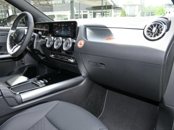 Mercedes-Benz GLA 180 Progressive Night Distronic 360° AHK