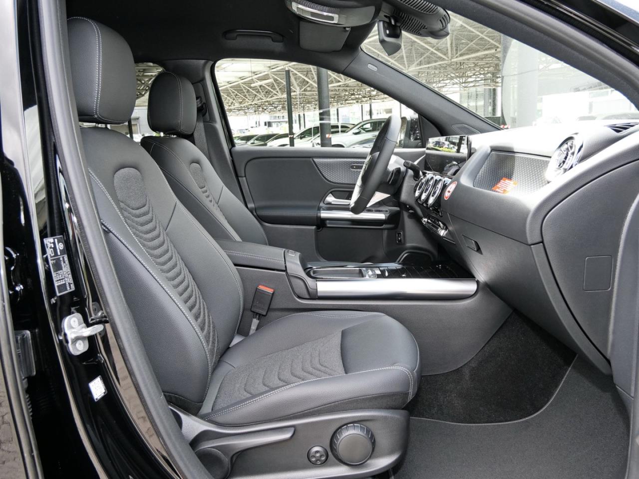 Mercedes-Benz GLA 180 Progressive Night Distronic 360° AHK