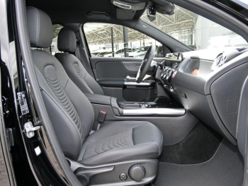 Mercedes-Benz GLA 180 Progressive Night Distronic 360° AHK