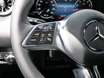 Mercedes-Benz GLA 180 Progressive Night Distronic 360° AHK
