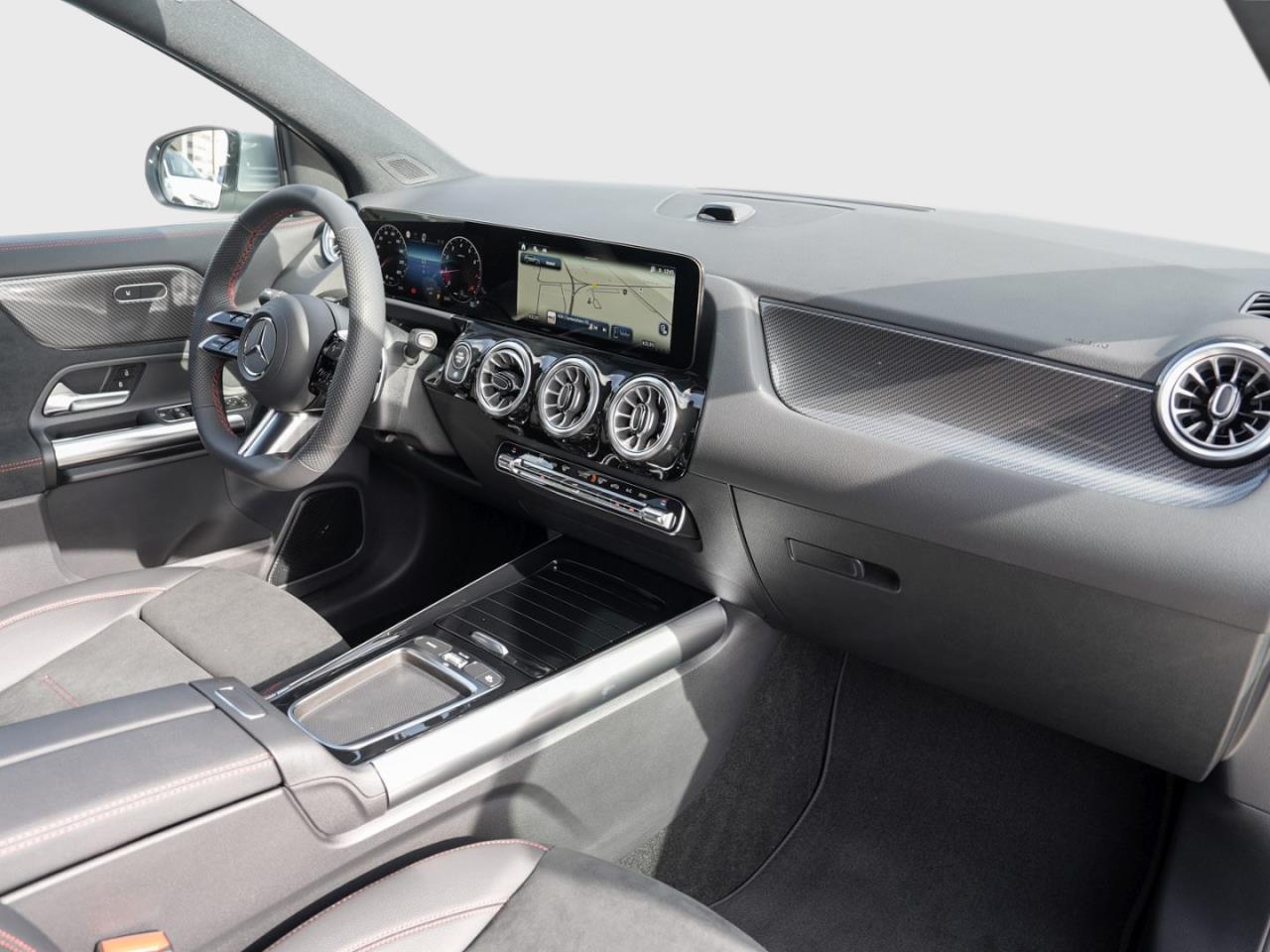 Mercedes-Benz GLA 200 AMG Distronic Panorama Kamera AHK