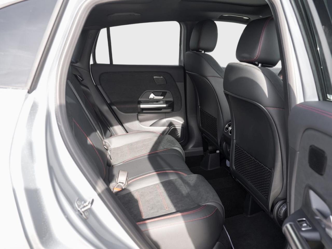Mercedes-Benz GLA 200 AMG Distronic Panorama Kamera AHK