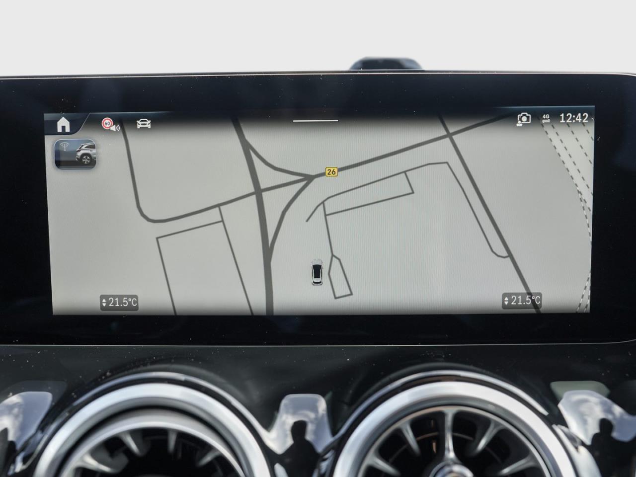 Mercedes-Benz GLA 200 AMG Distronic Panorama Kamera AHK