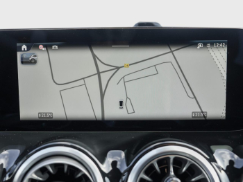 Mercedes-Benz GLA 200 AMG Distronic Panorama Kamera AHK