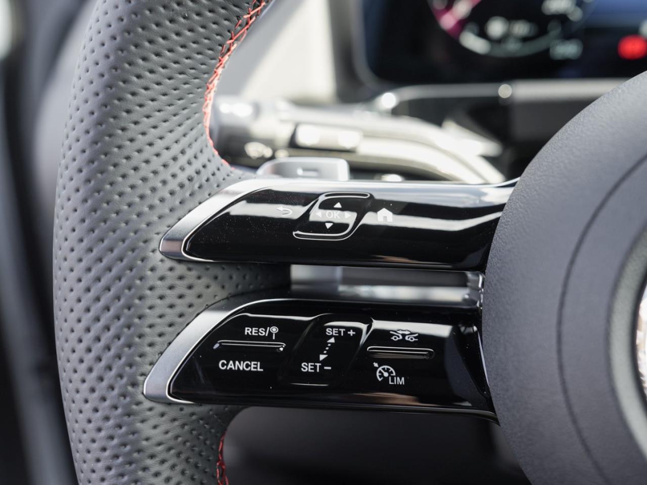 Mercedes-Benz GLA 200 AMG Distronic Panorama Kamera AHK