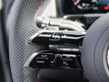 Mercedes-Benz GLA 200 AMG Distronic Panorama Kamera AHK