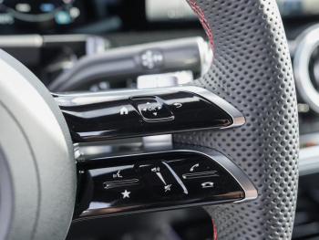 Mercedes-Benz GLA 200 AMG Distronic Panorama Kamera AHK