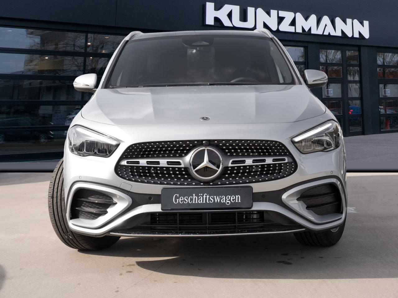 Mercedes-Benz GLA 200 AMG Distronic Panorama Kamera AHK
