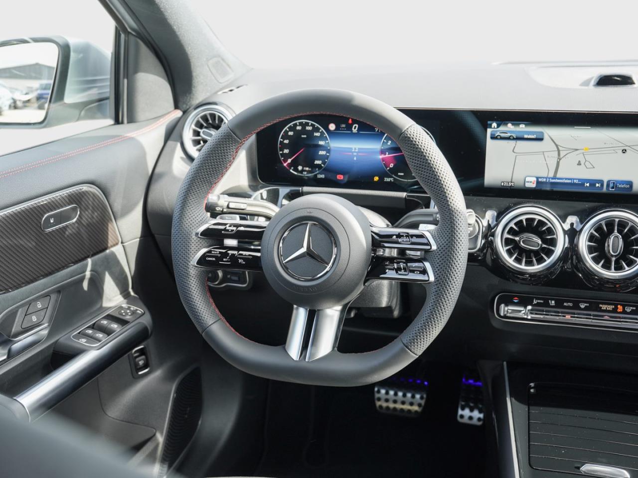 Mercedes-Benz GLA 200 AMG Distronic Panorama Kamera AHK