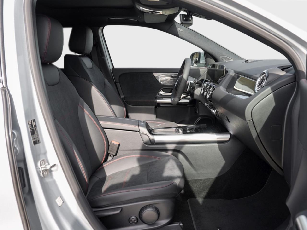 Mercedes-Benz GLA 200 AMG Distronic Panorama Kamera AHK