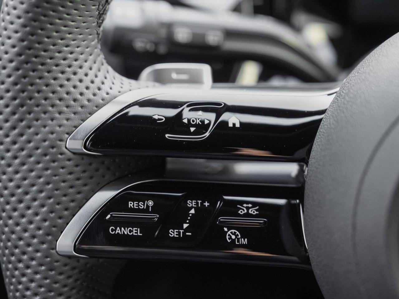 Mercedes-Benz GLA 200 AMG Night MBUX Navi EasyP AHK ParkPaket