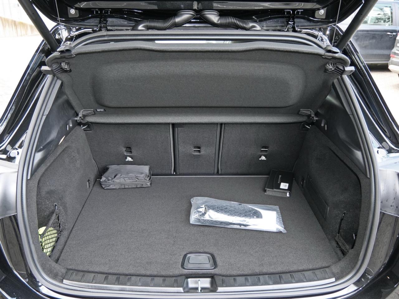 Mercedes-Benz GLA 200 AMG Night Panorama Easy-Pack 360°  AHK