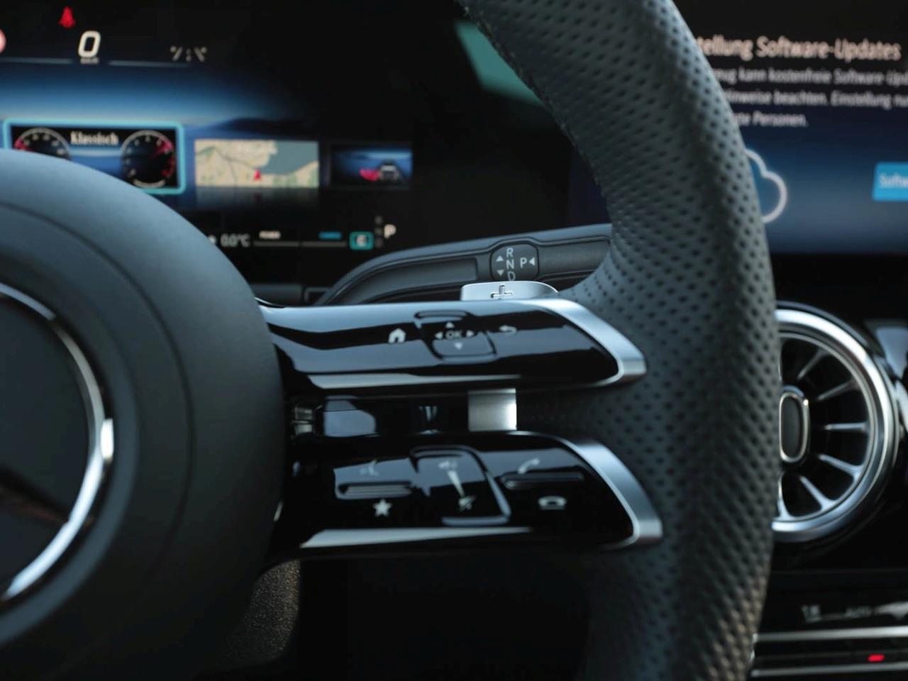 Mercedes-Benz GLA 200 AMG Night 360° AHK EasyPack Kamera SHZ