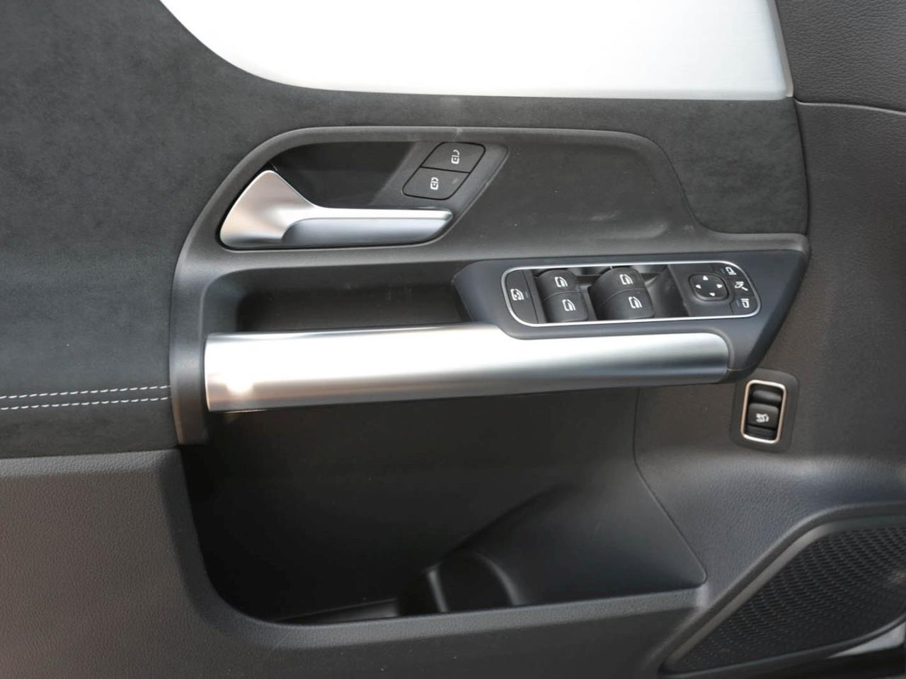 Mercedes-Benz GLA 200 AMG Night 360° AHK EasyPack Kamera SHZ