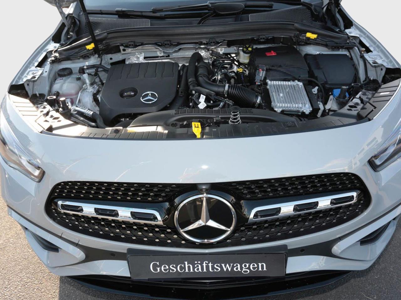 Mercedes-Benz GLA 200 AMG Night 360° AHK EasyPack Kamera SHZ